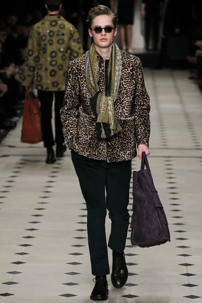 Look 18